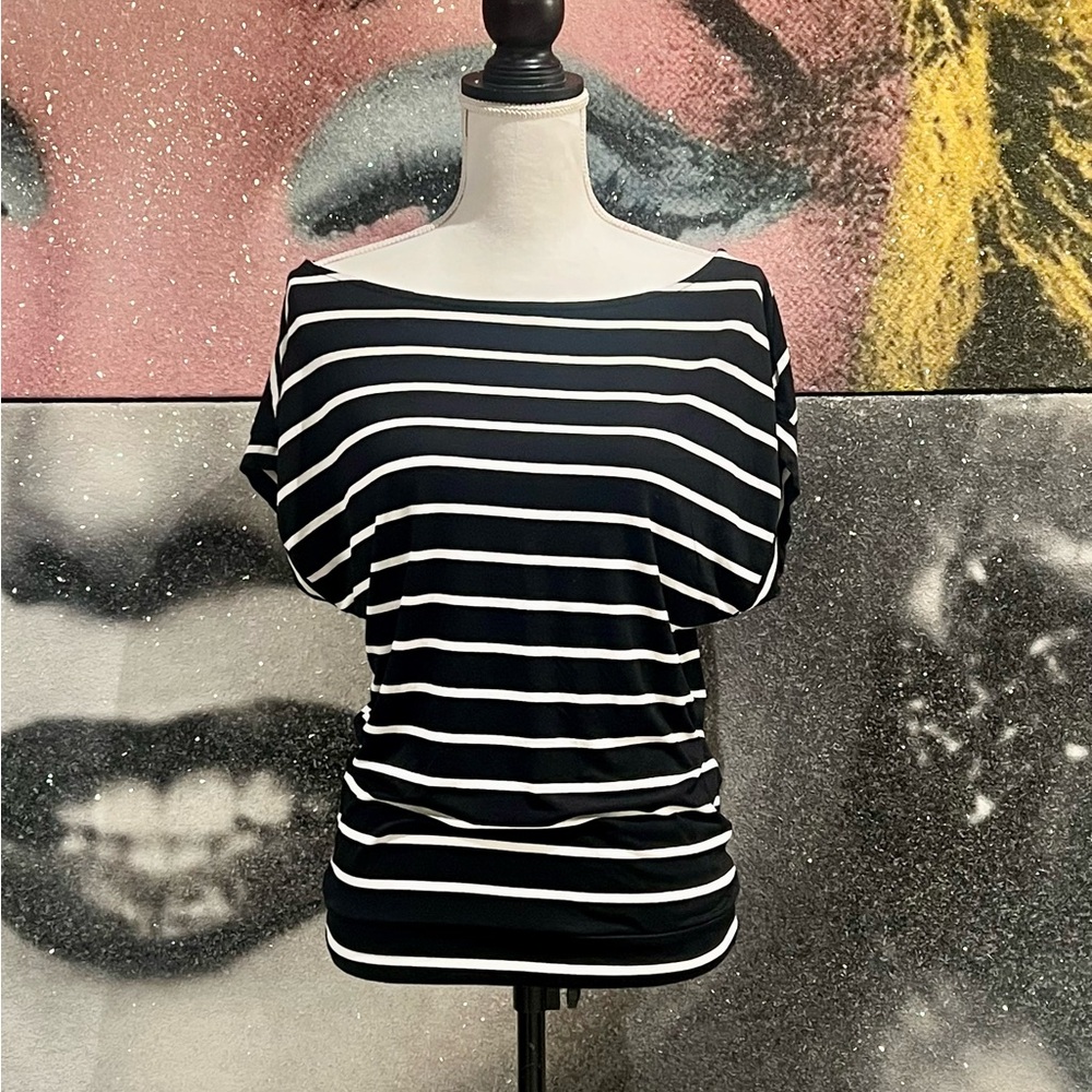😍 TIMELESS PIECE!  Black and White Striped Top Sz Small